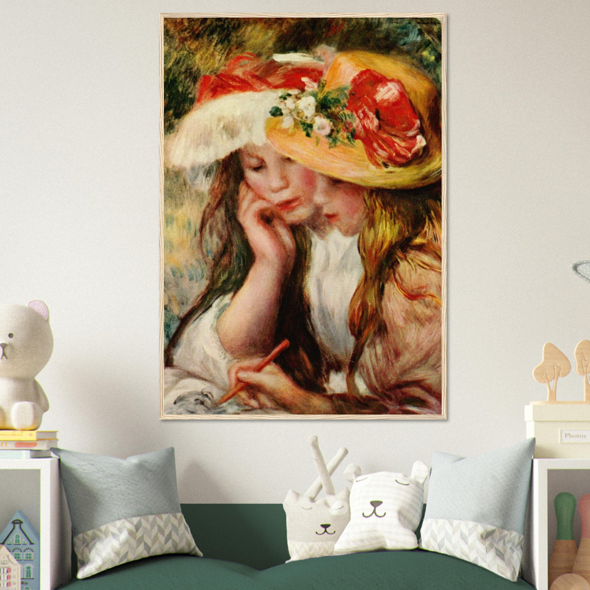 Deux jeunes filles lisant de Pierre-Auguste Renoir, oeuvre impressionniste representant deux jeunes filles reunies autour d'un livre, reproduite en poster encadre avec cadre en bois clair.