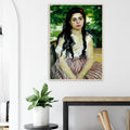 En été, La Bohémienne de Pierre-Auguste Renoir, œuvre impressionniste reproduite en poster d’art avec cadre en bois clair, pour décoration murale.