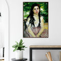En été, La Bohémienne de Pierre-Auguste Renoir, œuvre impressionniste reproduite en poster d’art avec cadre en bois foncé, pour décoration murale.