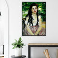 En été, La Bohémienne de Pierre-Auguste Renoir, œuvre impressionniste reproduite en poster d’art avec cadre noir, pour décoration murale.