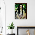 En été, La Bohémienne de Pierre-Auguste Renoir, œuvre impressionniste reproduite sur toile avec cadre en bois foncé, pour décoration murale.