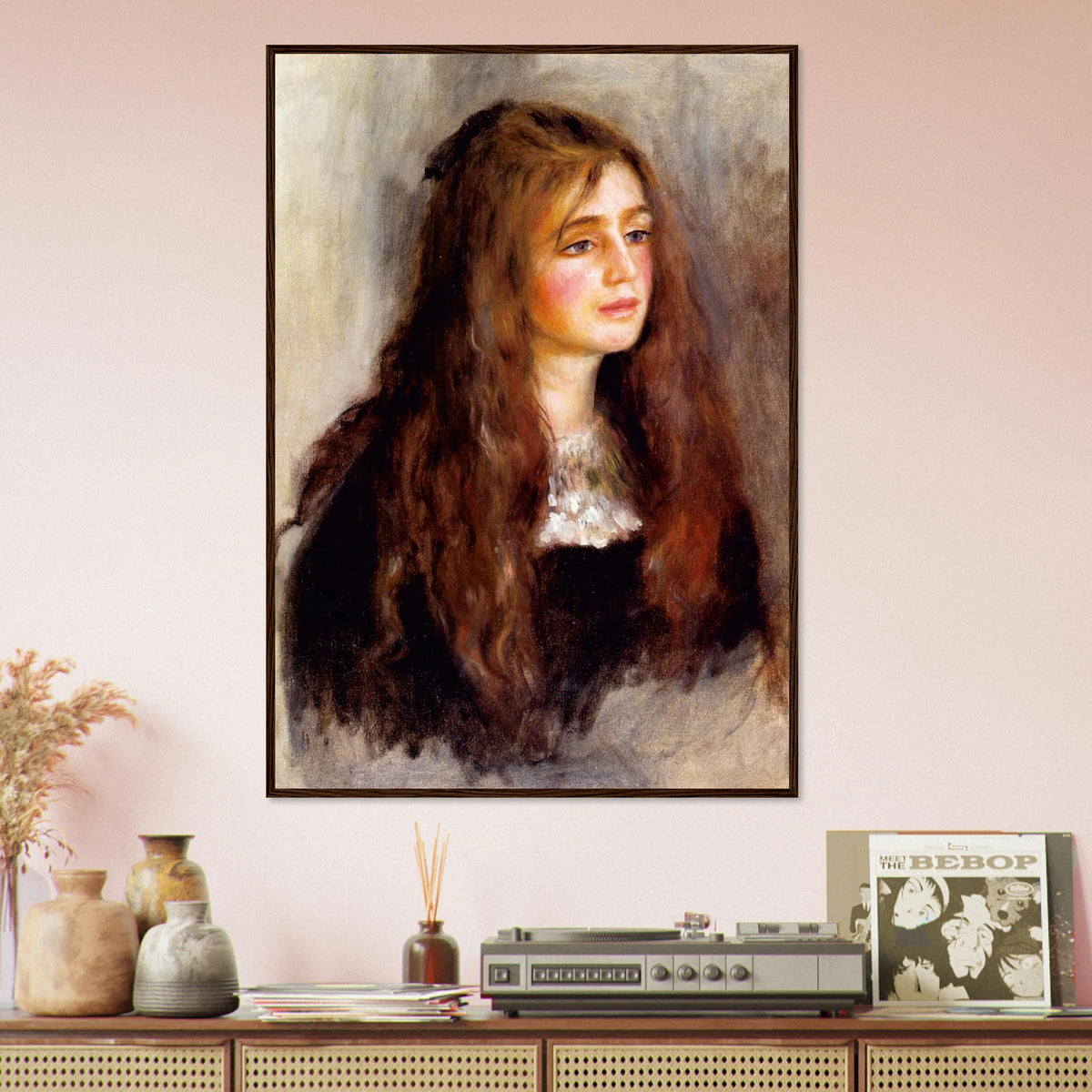 Julie Manet de Pierre-Auguste Renoir, oeuvre impressionniste reproduite en poster d'art avec cadre en bois fonce, pour decoration murale.