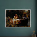 La Dame de Shalott de John William Waterhouse, œuvre préraphaélite reproduite en poster d’art avec cadre blanc, pour décoration murale.
