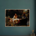La Dame de Shalott de John William Waterhouse, œuvre préraphaélite reproduite en poster d’art avec cadre en bois clair, pour décoration murale.