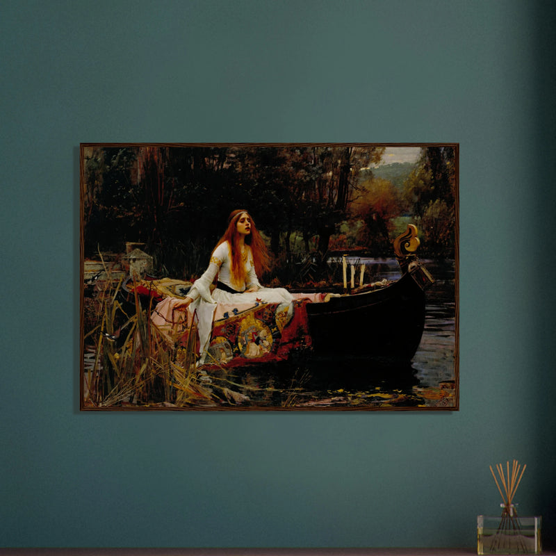 La Dame de Shalott de John William Waterhouse, œuvre préraphaélite reproduite en poster d’art avec cadre en bois foncé, pour décoration murale.