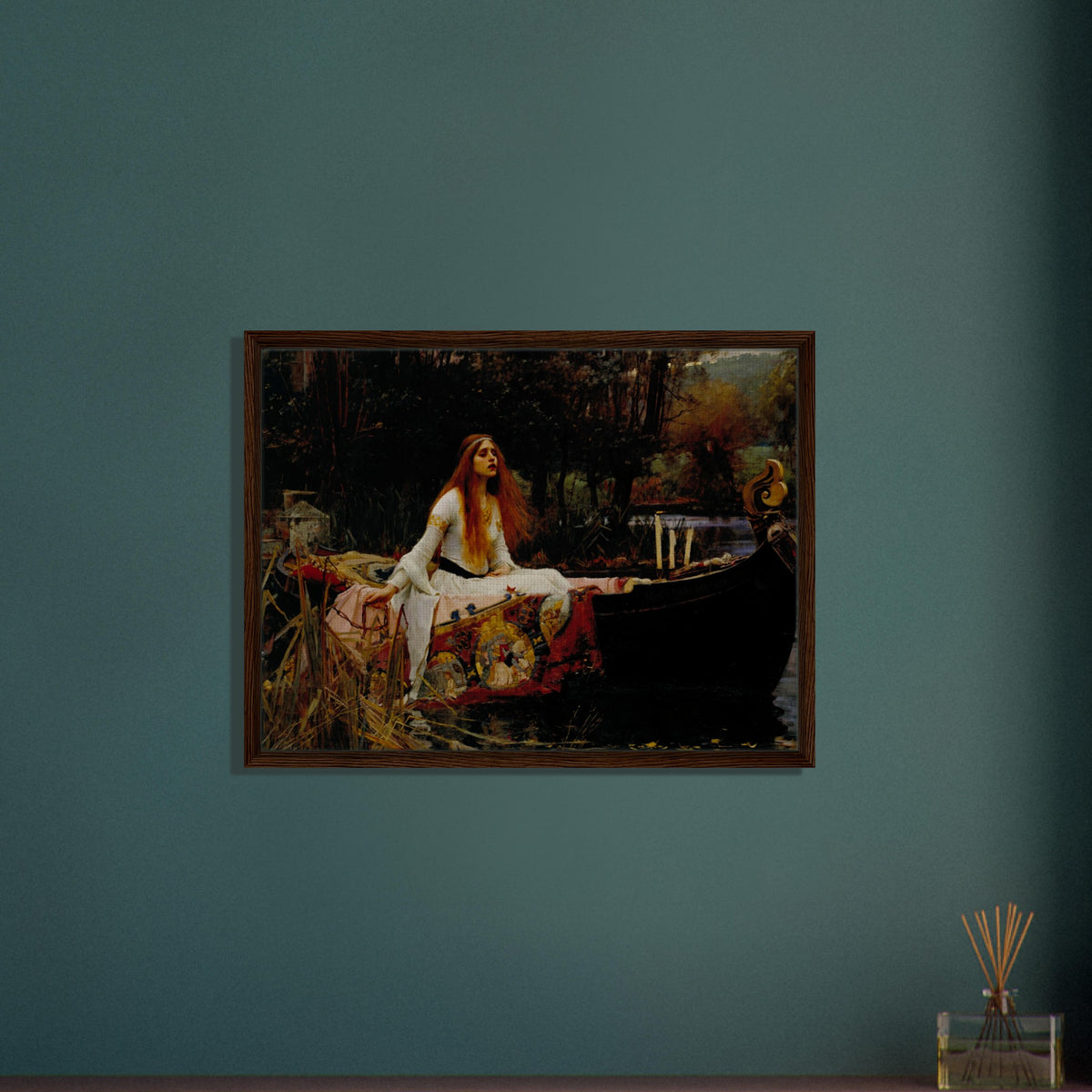 La Dame de Shalott de John William Waterhouse, œuvre préraphaélite reproduite sur toile avec cadre en bois foncé, pour décoration murale.