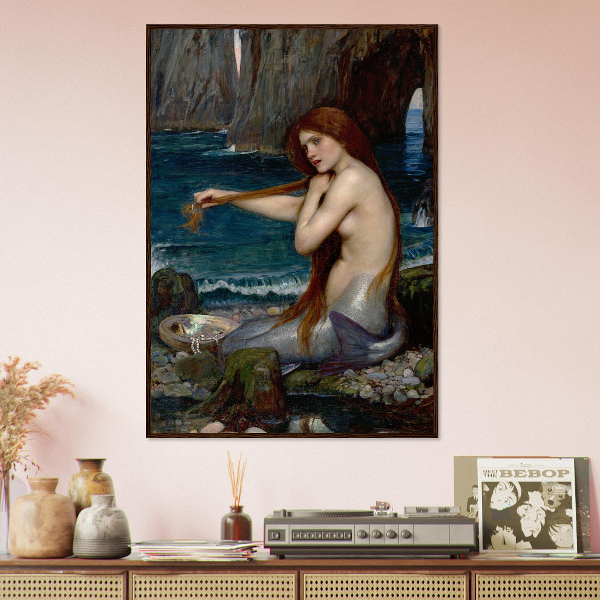 Une Sirene de John William Waterhouse, oeuvre preraphaelite reproduite en poster d’art avec cadre en bois fonce, pour decoration murale.