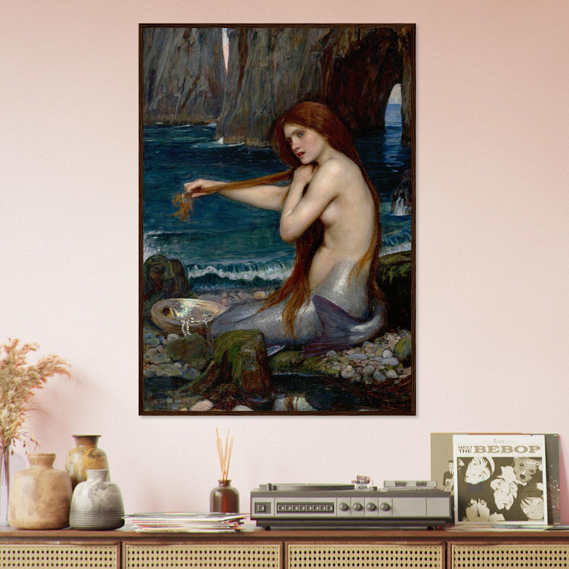 Une Sirene de John William Waterhouse, oeuvre preraphaelite reproduite en poster d’art avec cadre en bois fonce, pour decoration murale.