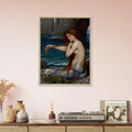 Une Sirene de John William Waterhouse, oeuvre preraphaelite reproduite sur toile avec cadre en bois clair, pour decoration murale.