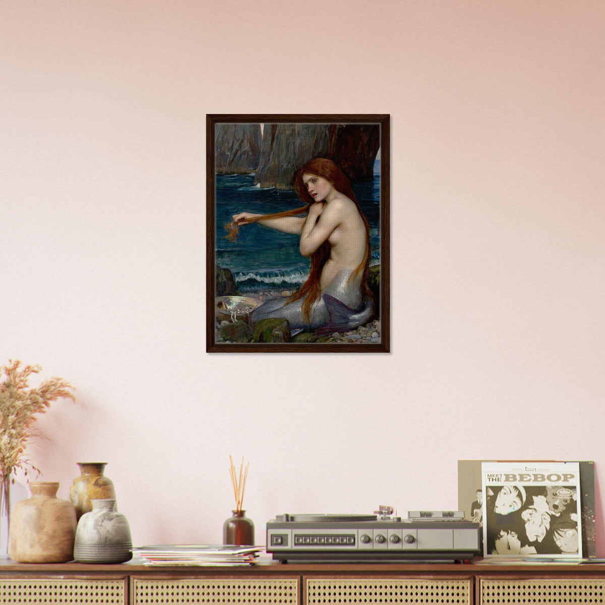 Une Sirene de John William Waterhouse, oeuvre preraphaelite reproduite sur toile avec cadre en bois fonce, pour decoration murale.